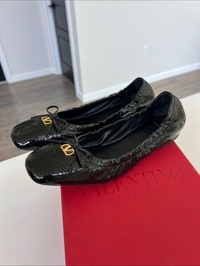 Valentino Garavani vlogo signature ruched black patent leather ballet bow flats